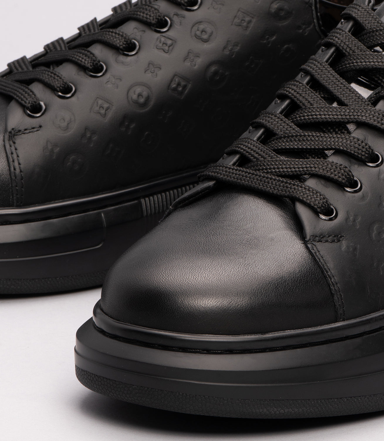 21006 Erkek  Monogram Desenli Sneaker SİYAH